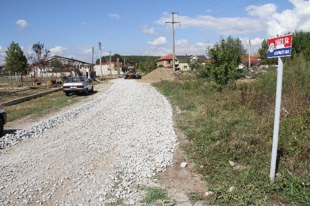 Akyazı\'da Yol Genişletme ve Mıcır Serimi Çalışmaları Sürüyor