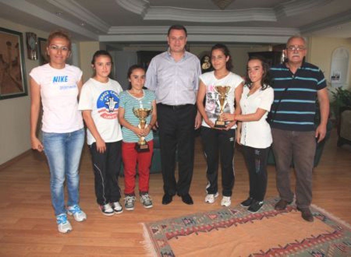 Başarılı Sporculardan Başkan Savaş\'a Ziyaret