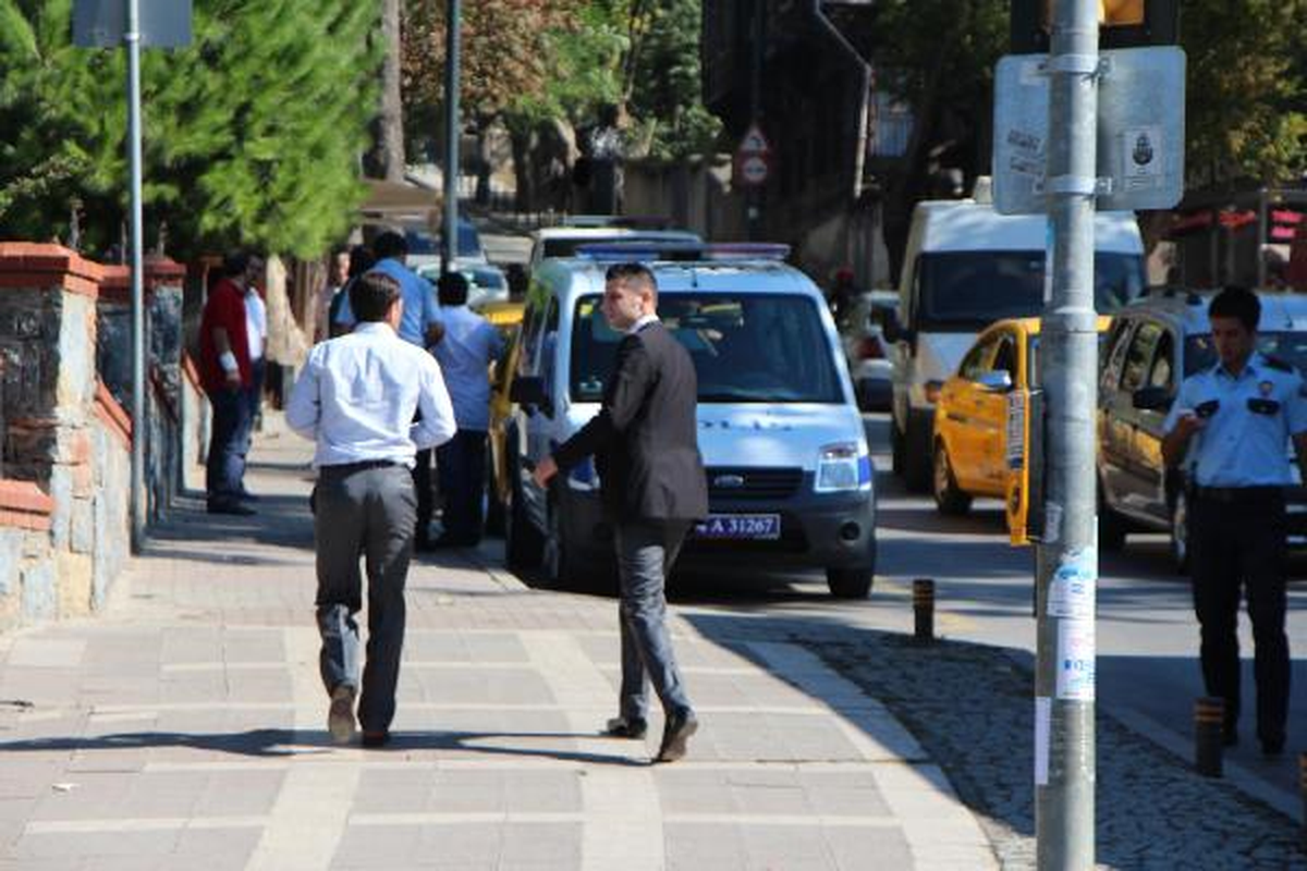 Başbakan\'ın Evinin Önünde Hareketli Dakikalar