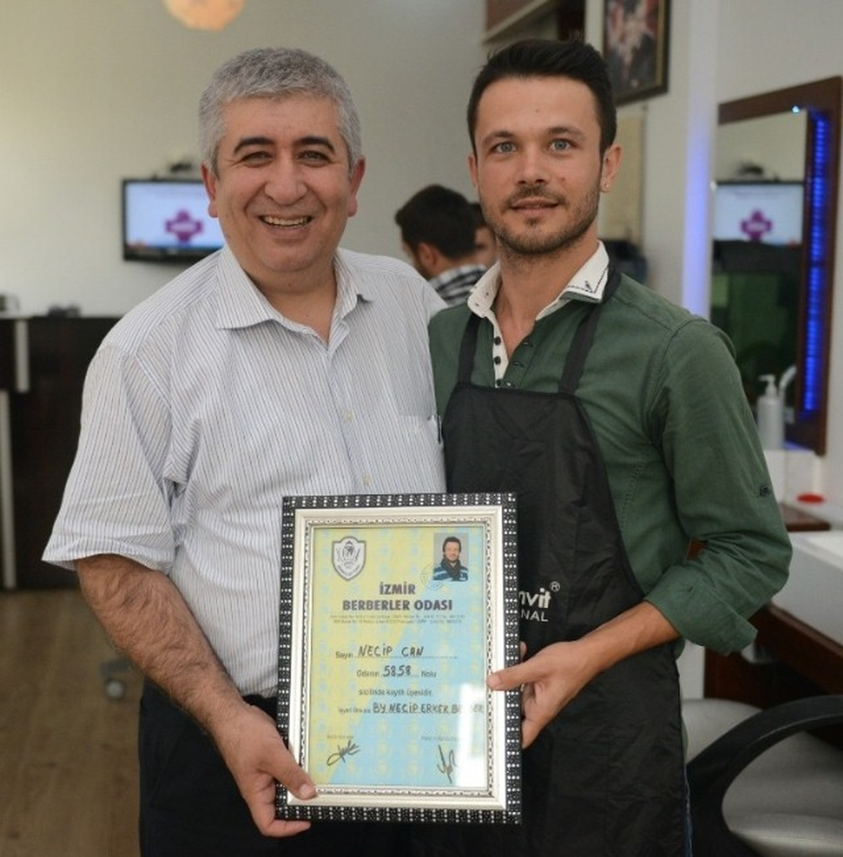 "Berberlik Belgesi Olmayana Traş Olmayın"
