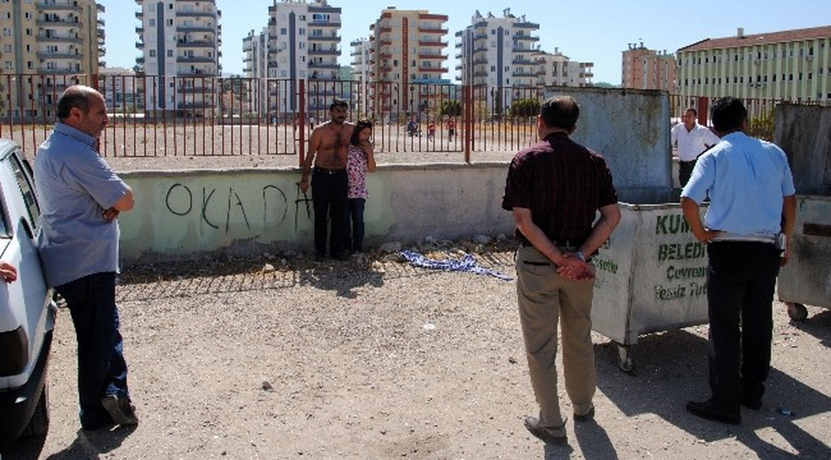 Bunalıma Girip, Satırla Hamile Eşini Rehin Aldı