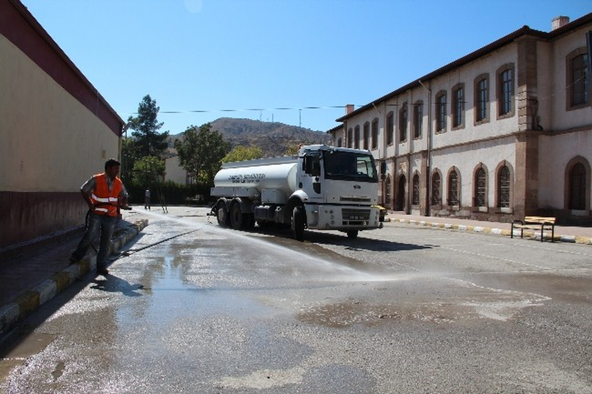 Çankırı Belediyesi Okul Bahçelerini Temizliyor
