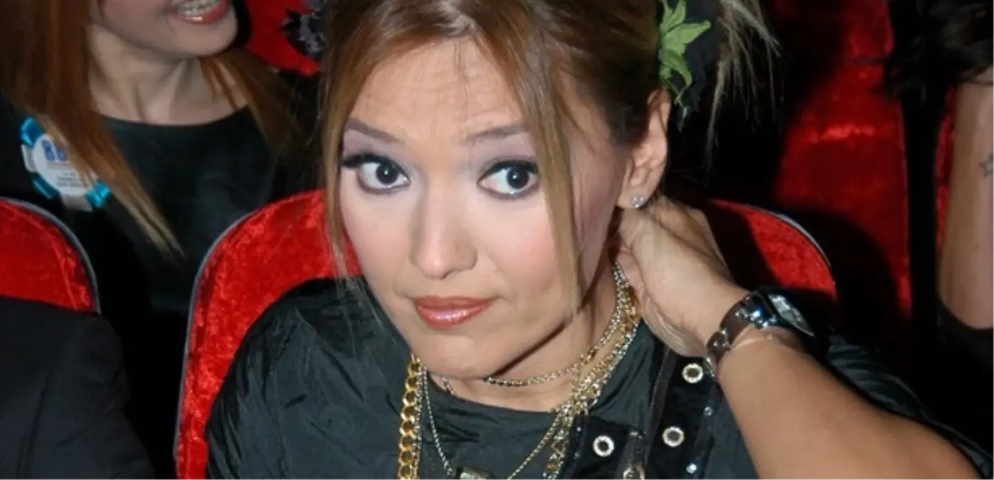 Demet Akalın\'ın Bebeğinin İsmi Hazır