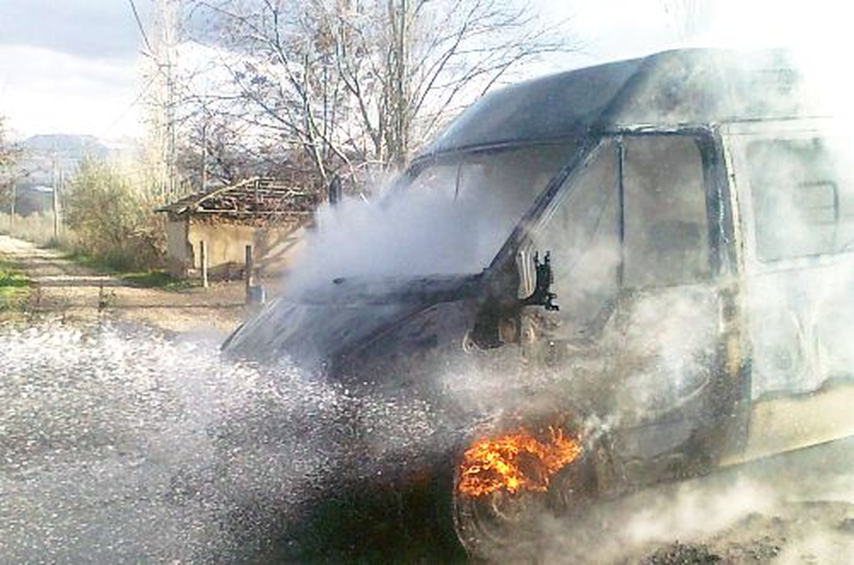 Diyarbakır\'da Bir Araç Patlayıcı Madde ile Yakıldı