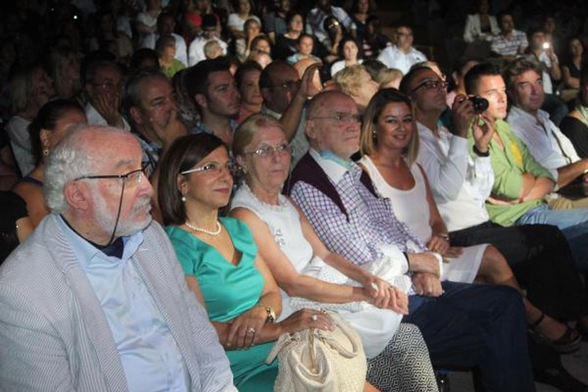 Emel Sayın İzmir\'i Salladı