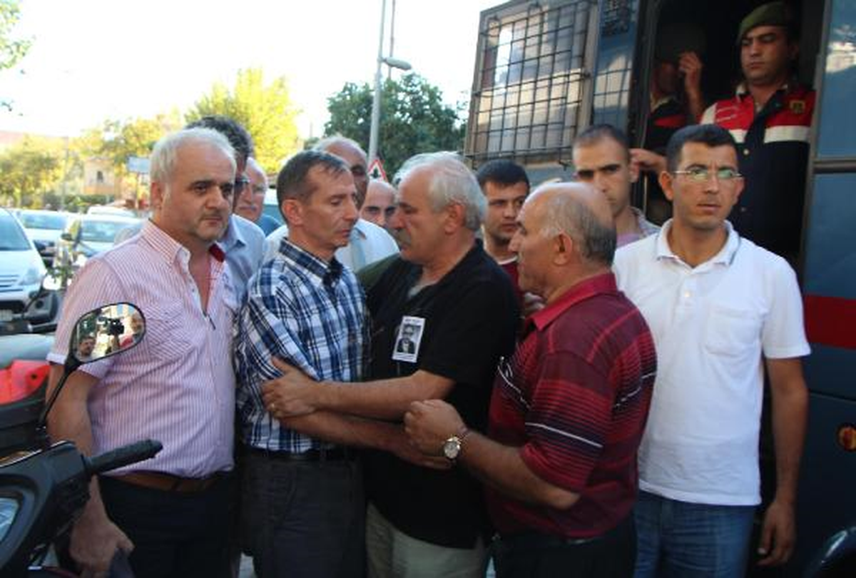 Ergenekon Hükümlüsü Emekli Albay Babasının Cenazesine Katıldı