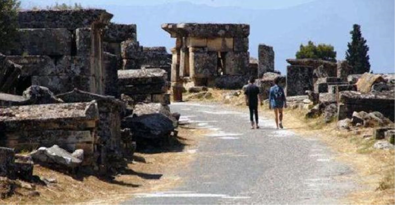 Evren\'in Pamukkale\'de Antik Yola Döktürdüğü Asfalt Sökülüyor