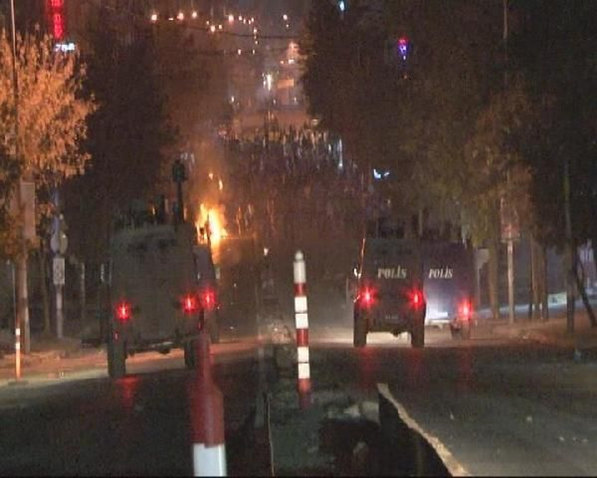 Gazi Mahallesi\'nde Barikat Kuran Grup Polisle Çatıştı
