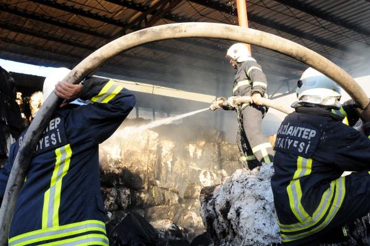 Gaziantep\'te İplik Fabrikası Yangında Kül Oldu