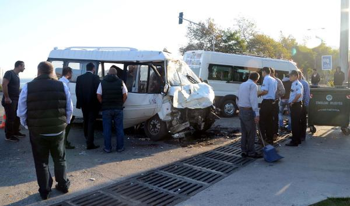 İşçi Servisi ile Yolcu Minibüsü Çarpıştı: 16 Yaralı