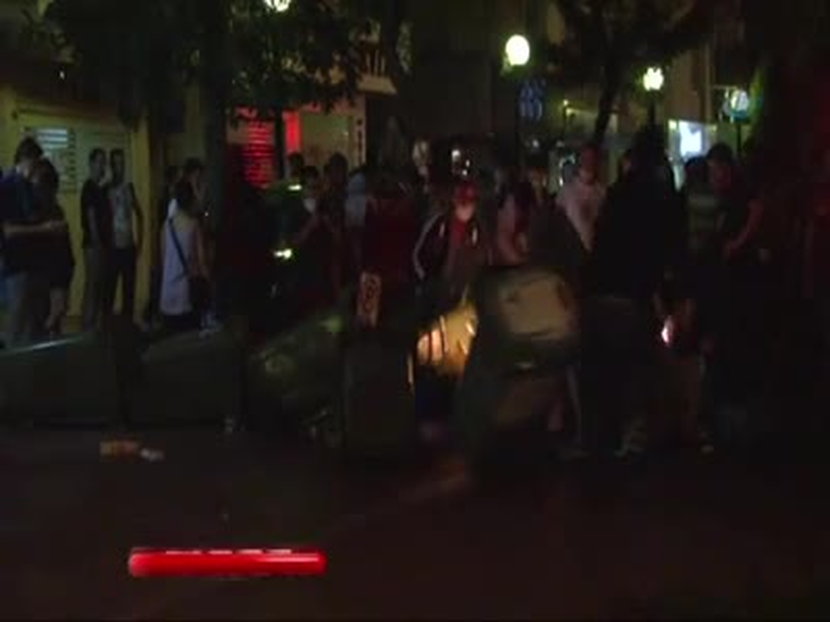 İzmir\'de Göstericiler Ateş Yakıp Poz Verdiler