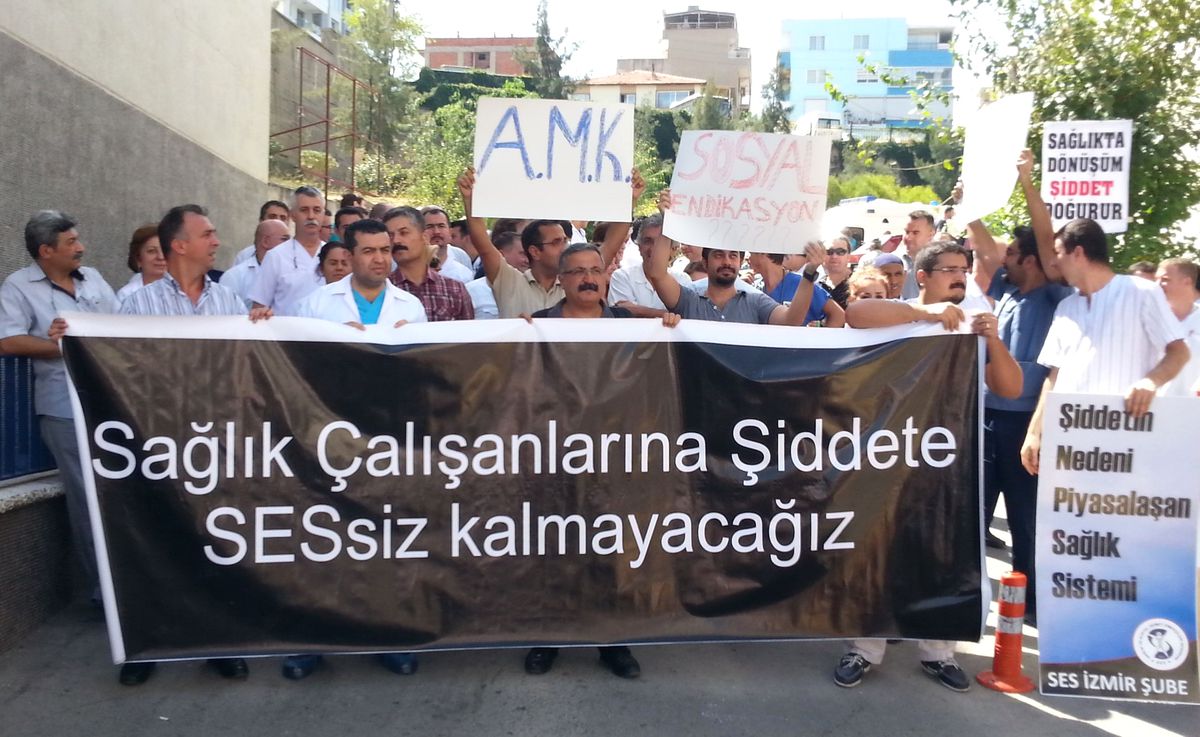 İzmir\'de Sağlık Çalışanlarına Şiddet Protesto Edildi