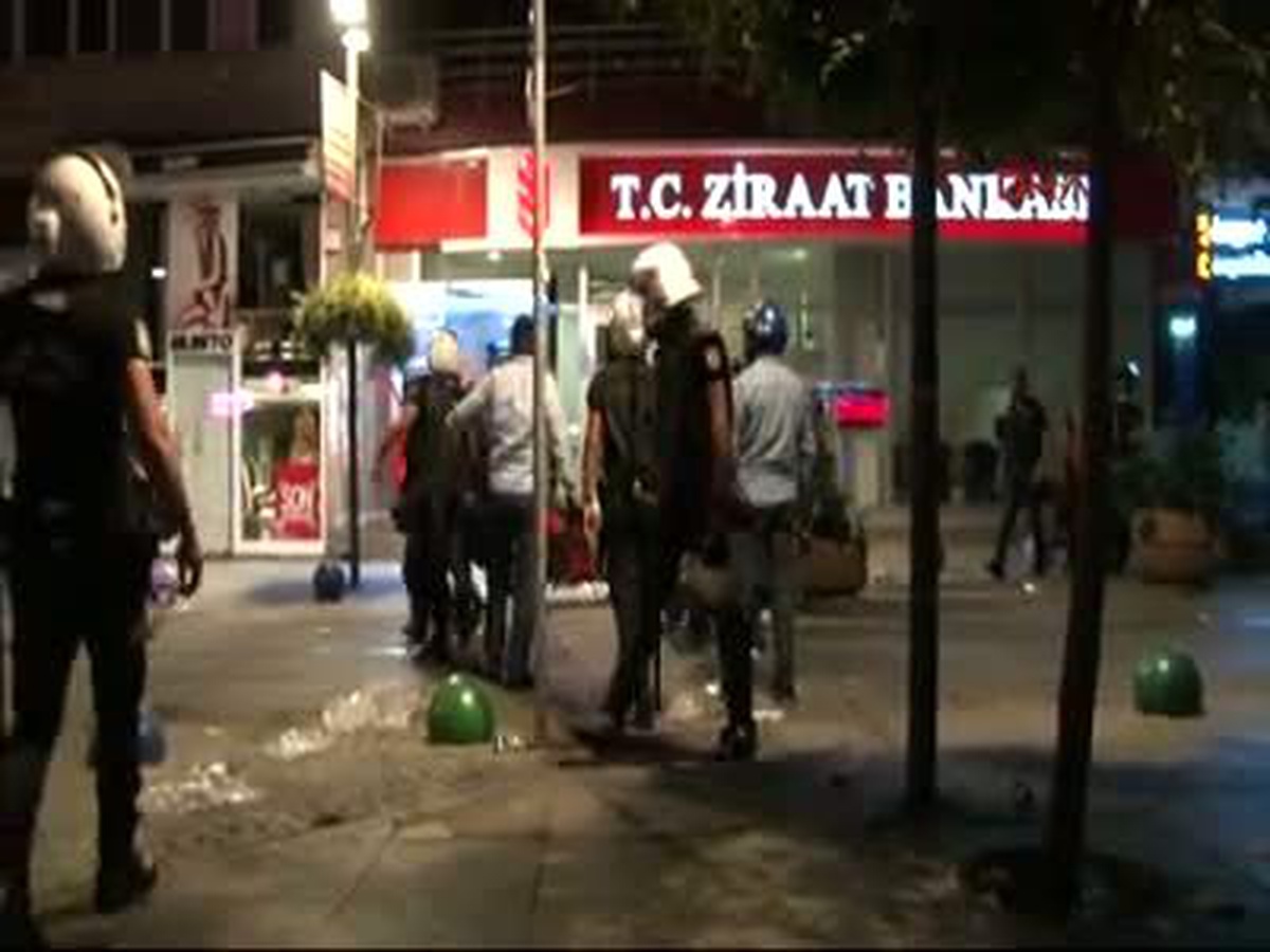 * Kadıköy Altıyol\'da Bulunan Boğa Heykeli\'nin Önünde Toplanan Bir Grup AK Parti İlçe Binasına...