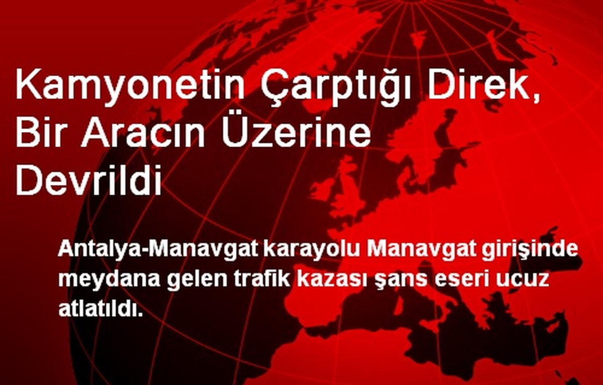 Kamyonetin Çarptığı Direk, Bir Aracın Üzerine Devrildi