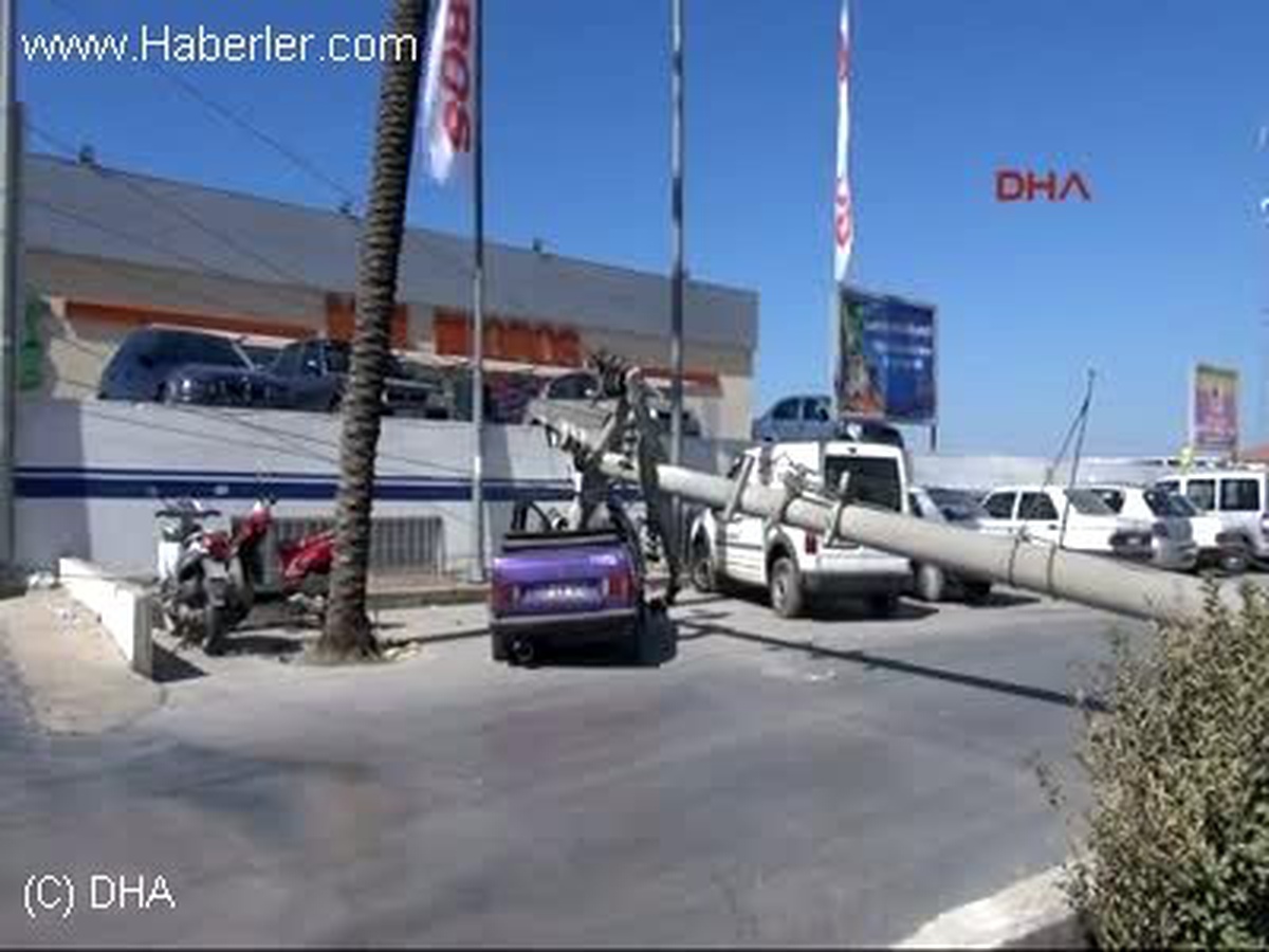 Kamyonetin Çarptığı Elektrik Direği Otomobile Devrildi