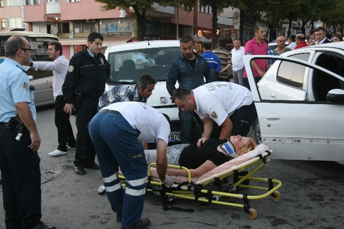Karabük\'te Trafik Kazası: 1 Hamile Kadın Yaralandı