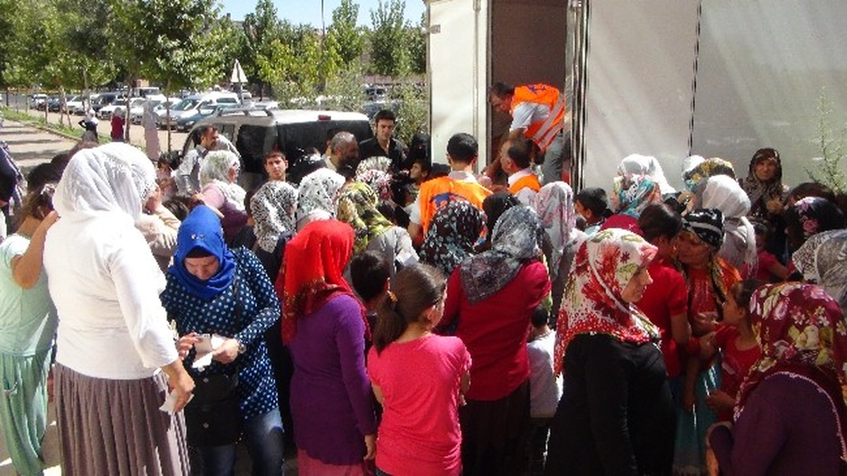 Kimse Yok mu Derneği Yoksul Ailelere Kırtasiye Yardımında Bulundu