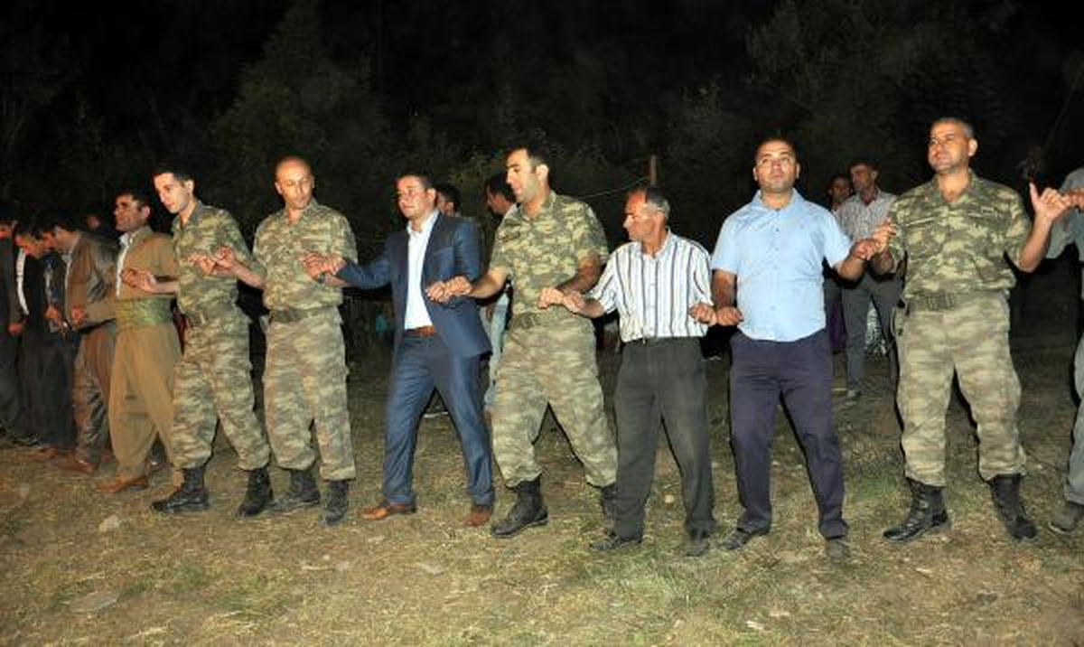 Komutanlar Kato Dağı\'nda Kürtçe Şarkılarla Halay Çekti