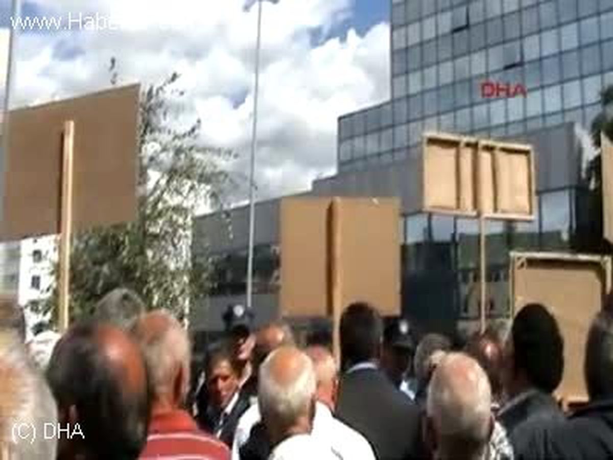 Kosova\'da 300\'e Yakın İşçi Başbakanlık Binası Önünde Protesto Gösterisi Düzenledi