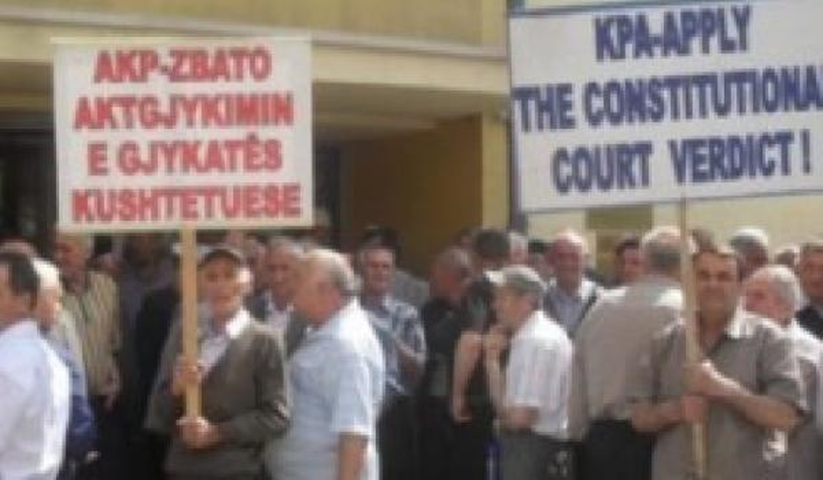 Kosova\'da 300\'e Yakın İşçi Başbakanlık Binası Önünde Protesto Gösterisi Düzenledi
