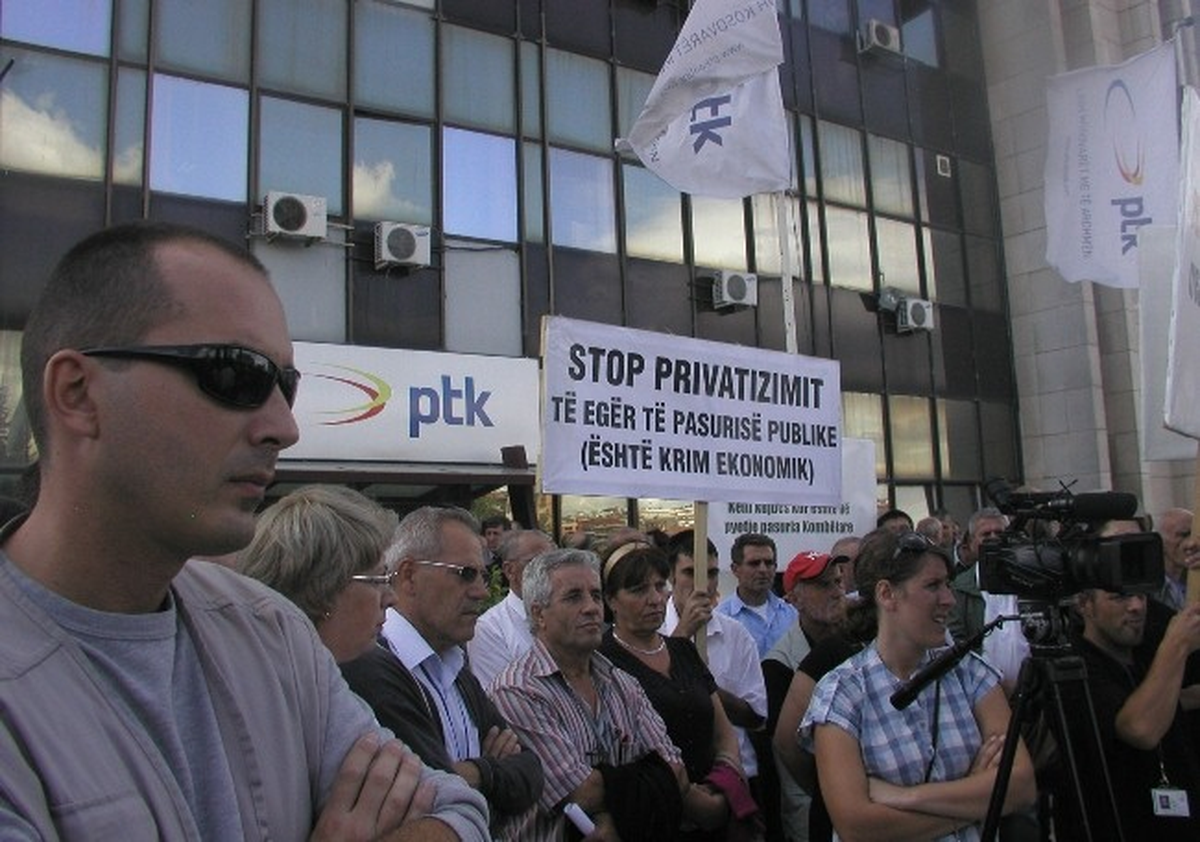 Kosova\'da Posta Çalışanları Özelleştirmeyi Protesto Etti