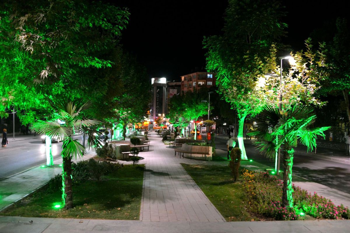Malatya Belediyesi Ağaçların Etrafını Aydınlattı