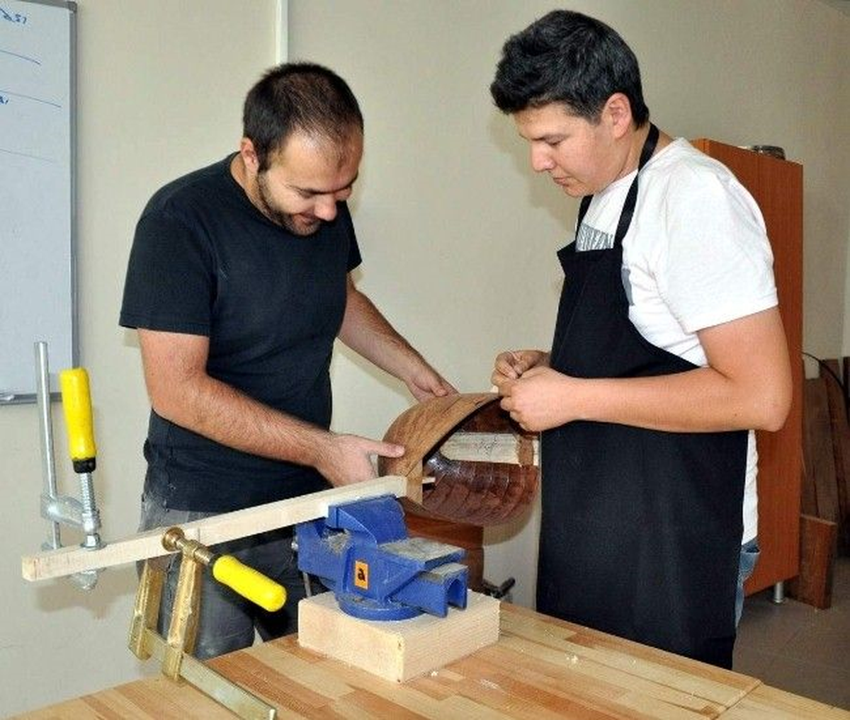 Omek\'te Öğrenciler Kendi Sazını Yapıyor