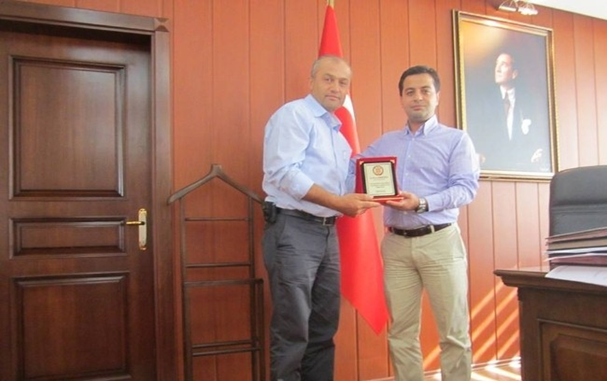 Örmeci Köyü Muhtarı Kaymakam Hamitoğluna Plaket Verdi