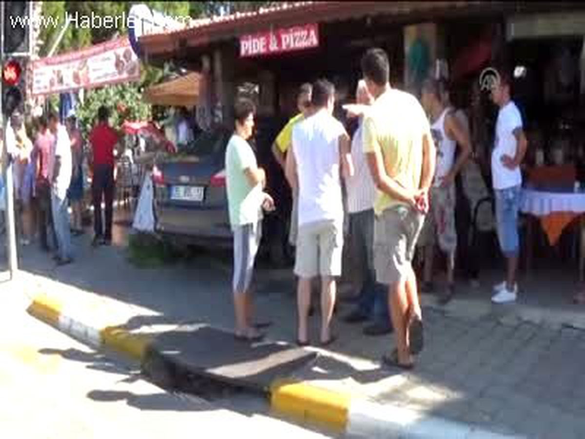 Otomobil restorana girdi