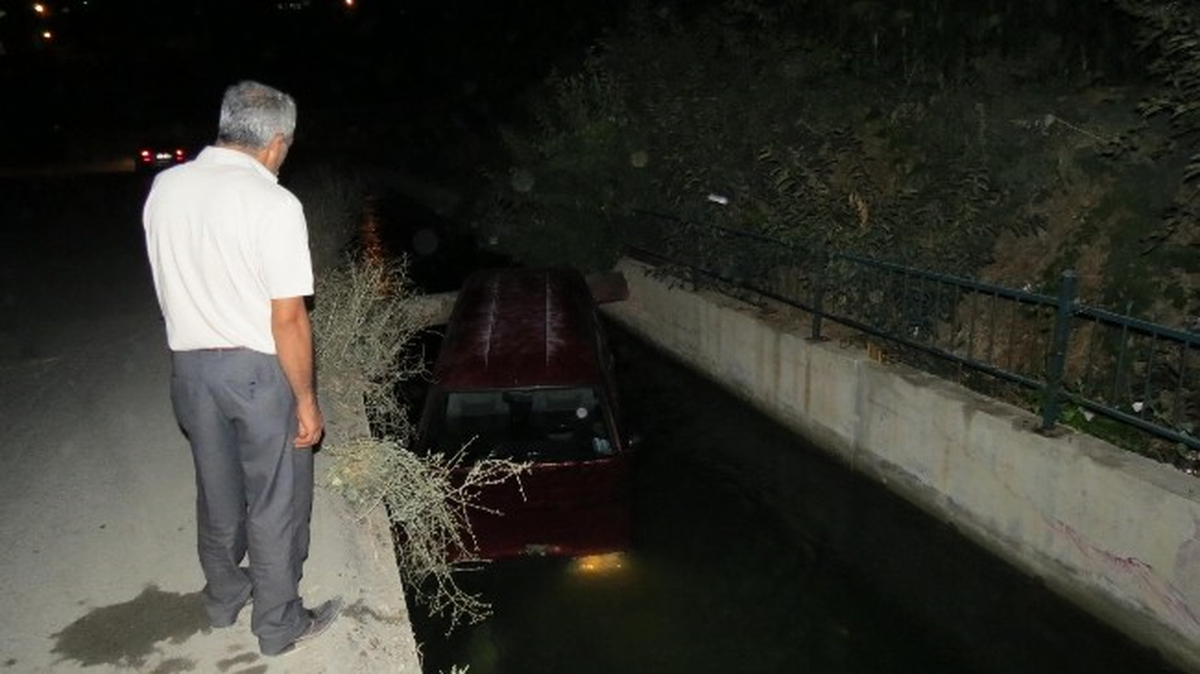 Otomobil Sulama Kanalına Uçtu