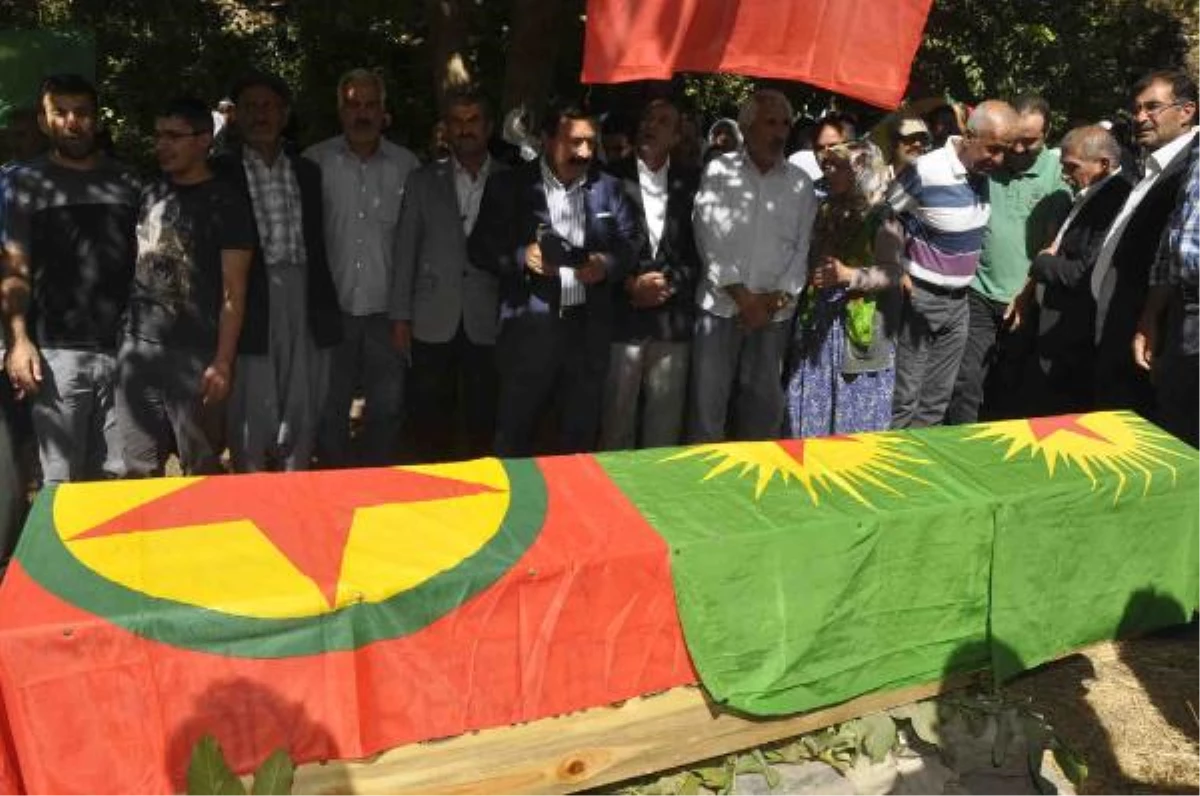 Hakkari\'de PKK\'lı Cenazesi, BDP\'lilere Teslim Edildi