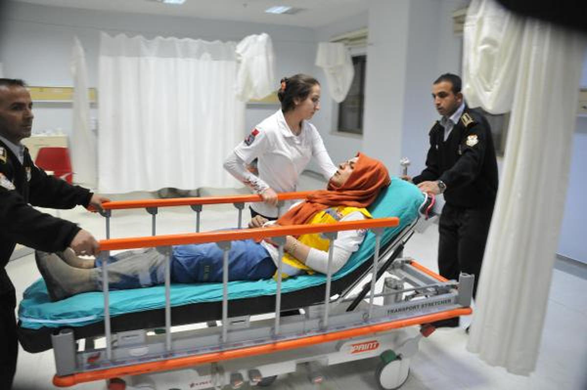 Sağlık Ekibini Ambulanstan İndirip Dövdüler
