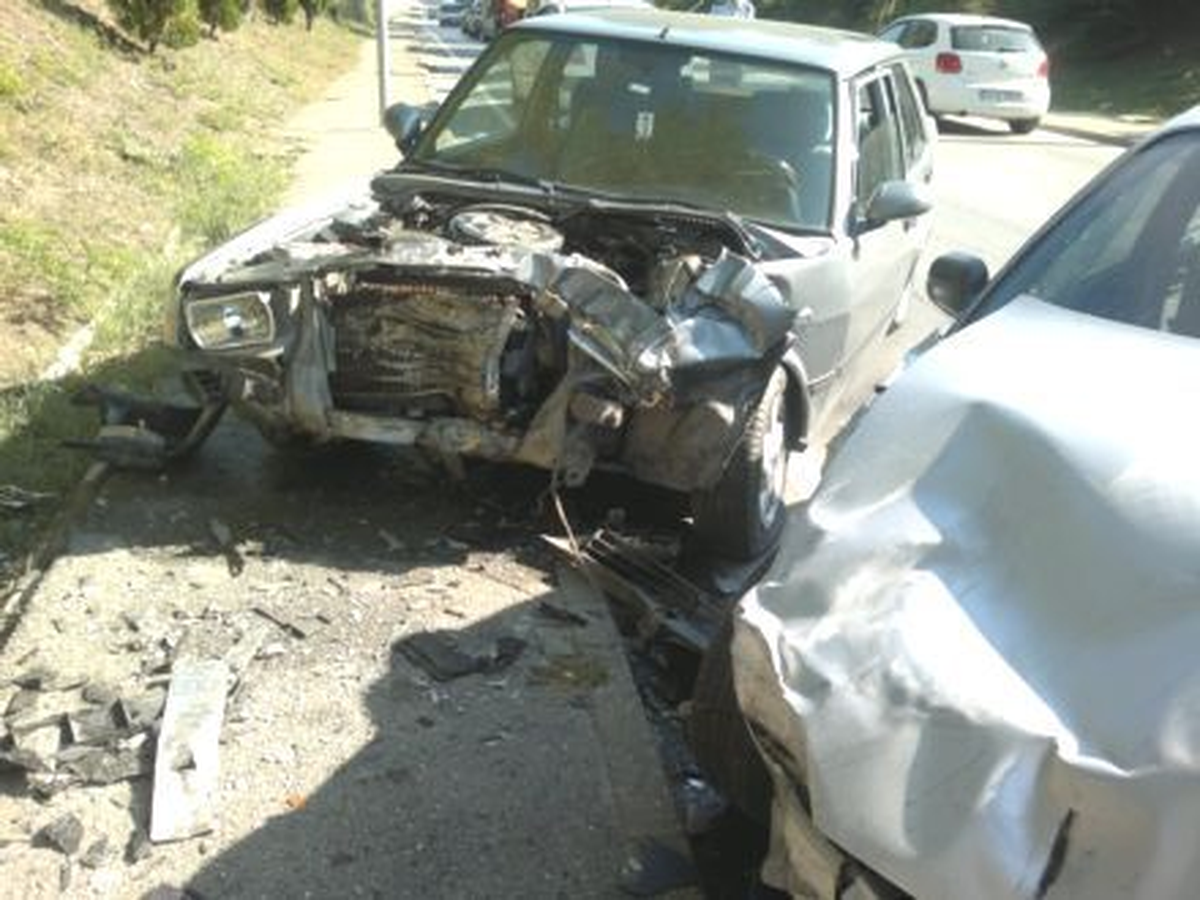 Sakarya\'da İki Otomobil Çarpıştı: 3 Yaralı