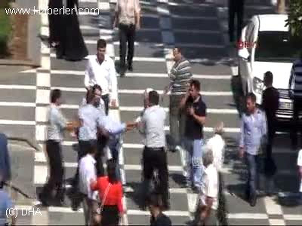 Şanlıurfa Belediyesi Önünde Vatandaş ile Güvenlikçiler Arasında Arbede