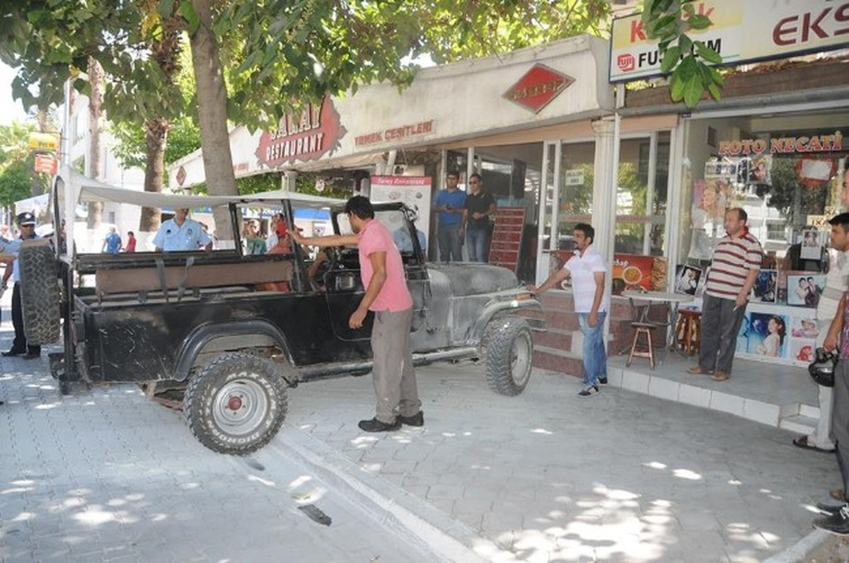 Seyir Halindeki Cip Alev Aldı