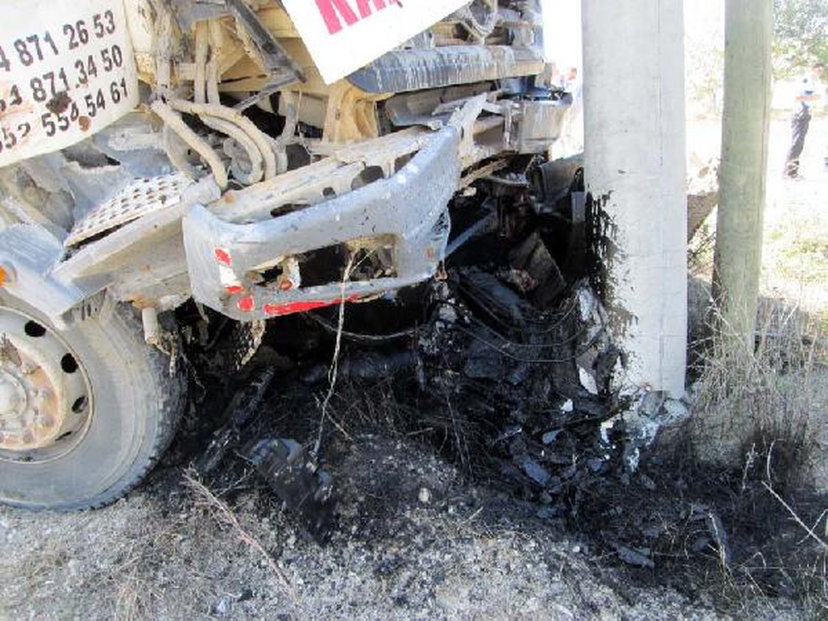 Sakarya\'da Kamyon Traktöre Çarptı: 2 Ölü