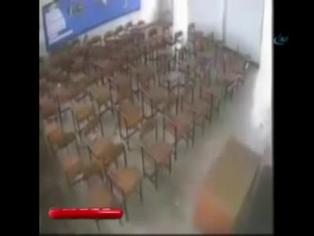 Tayland\'ta İlköğretim Okulunda Hortum Paniği