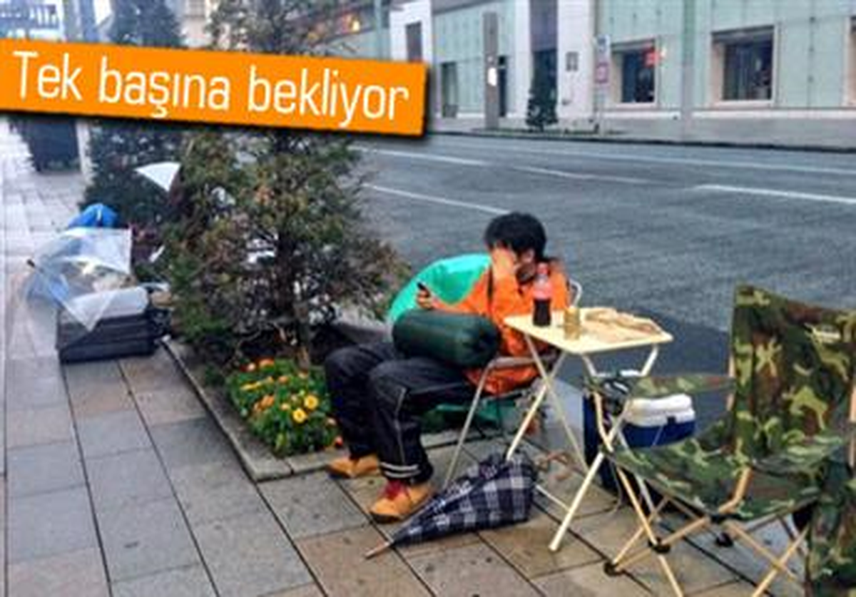 Tokyo\'da Bir Adam İphone 5s İçin Şimdiden Sıraya Geçti