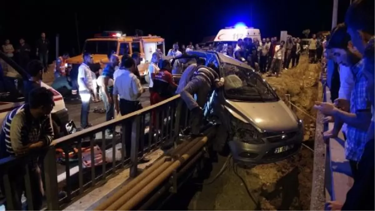 Otomobil Köprünün Korkuluklarına Çarptı: 1 Ölü, 1 Yaralı