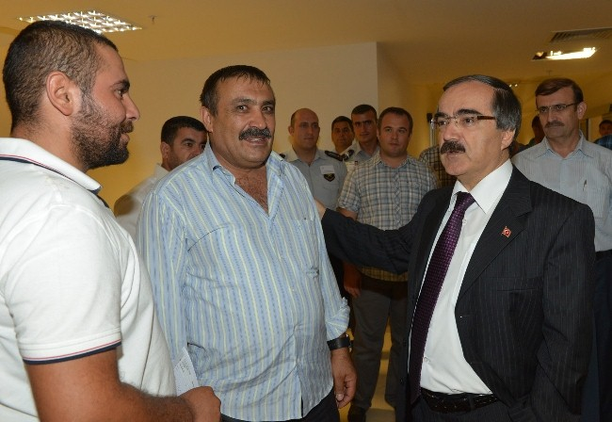 Vali Coş\'tan Hastalara Ziyaret