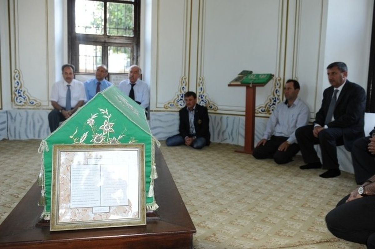 Vali Yılmaz\'dan Hayme Ana Türbesine Ziyaret