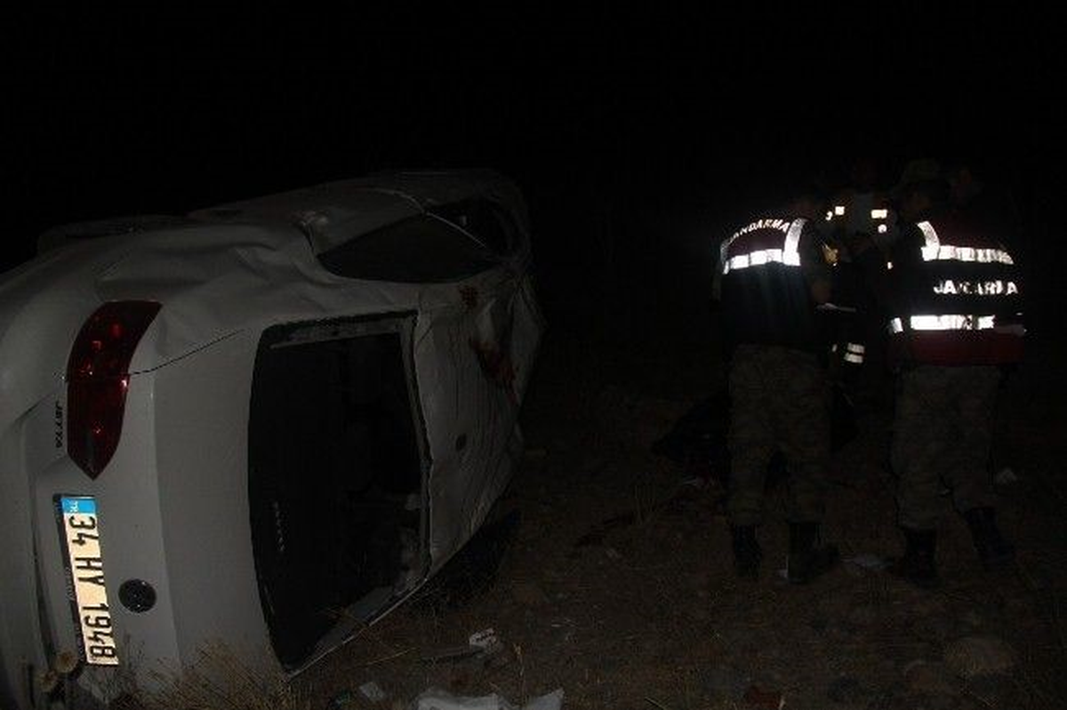 Van\'da Otomobil Şarampole Devrildi: 1 Ölü, 2 Yaralı