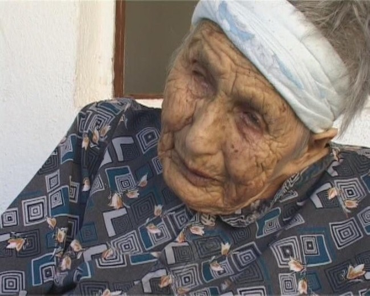 105 Yaşındaki Ayşe Nine Dimdik Ayakta