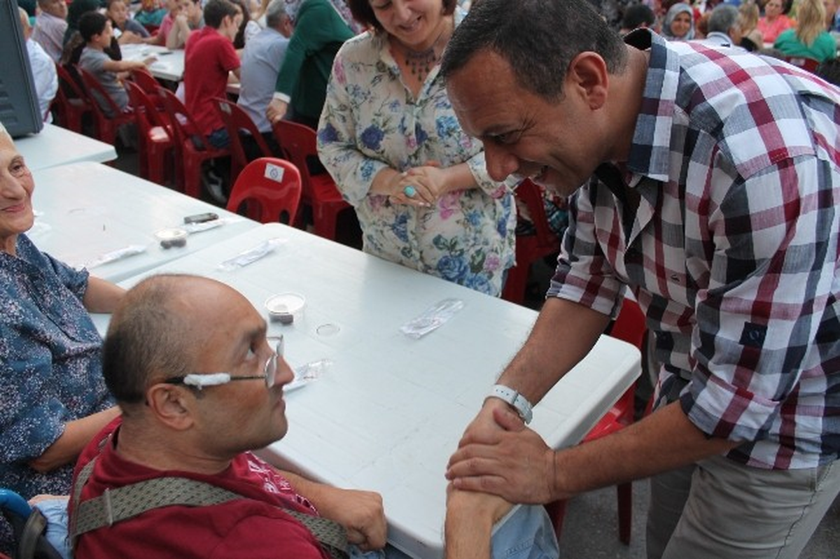 AK Parti Bayraklı Engellilere Sahip Çıkıyor