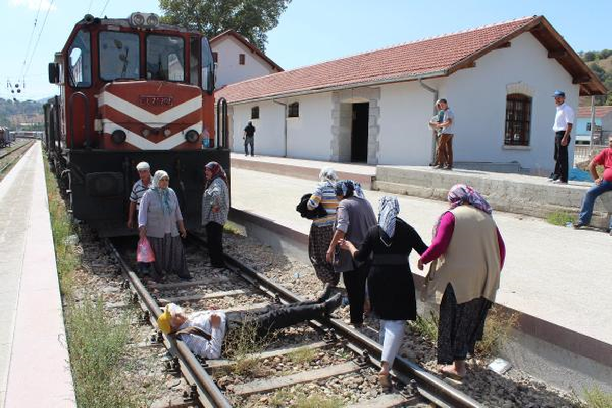 Bakan Avcı\'nın Köyünde Yol Kapatma Eylemi