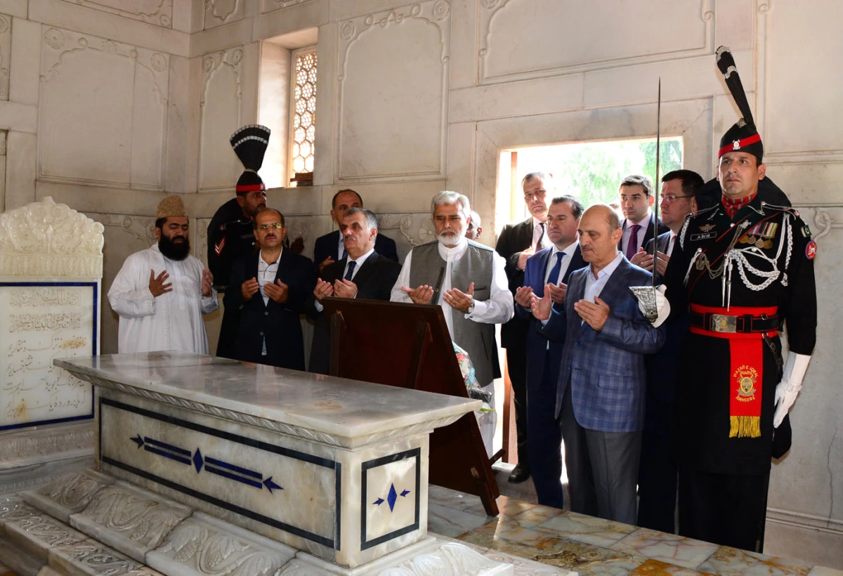 Bakan Bayraktar Şair Muhammed İkbal\'in Mezarı Başında Dua Etti