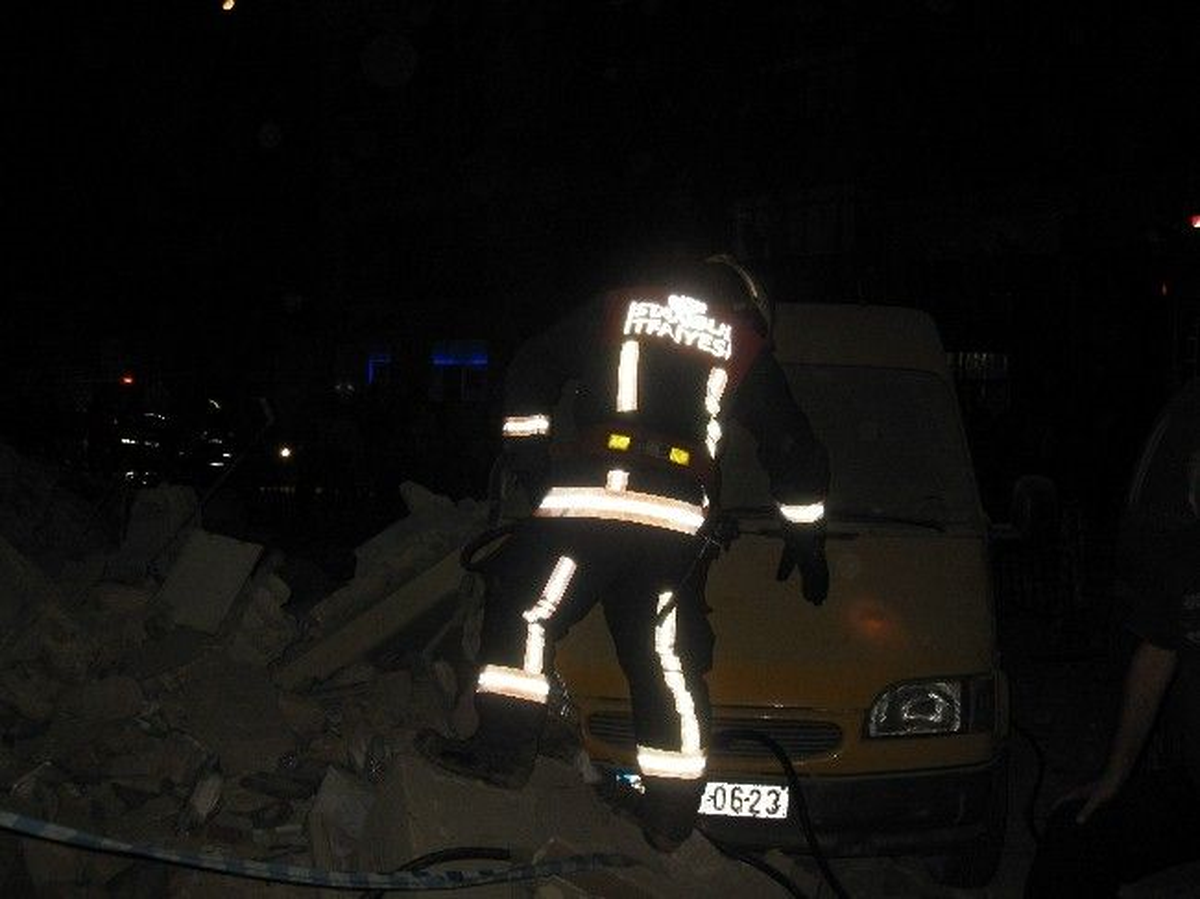 Beyoğlu\'nda Bina Çöktü