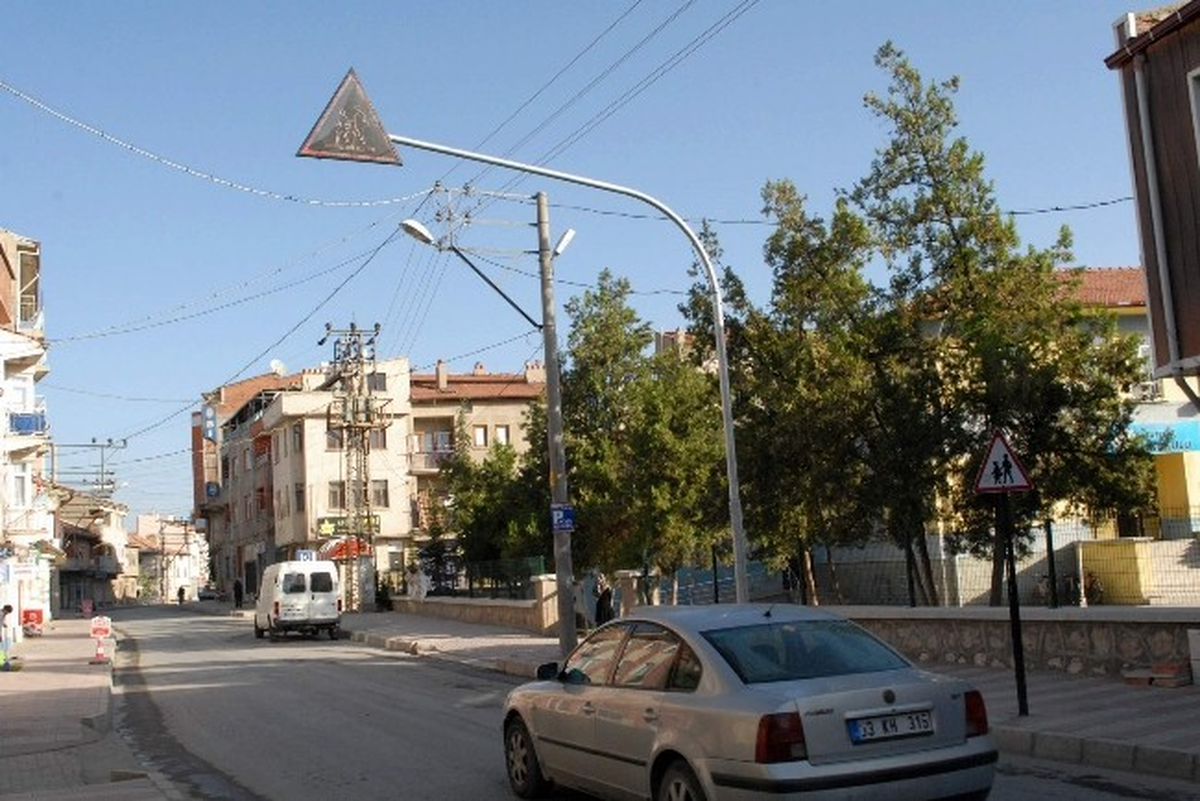 Bolvadin\' de Işıklı Trafik Levhaları ile Sürücüler Uyarılıyor