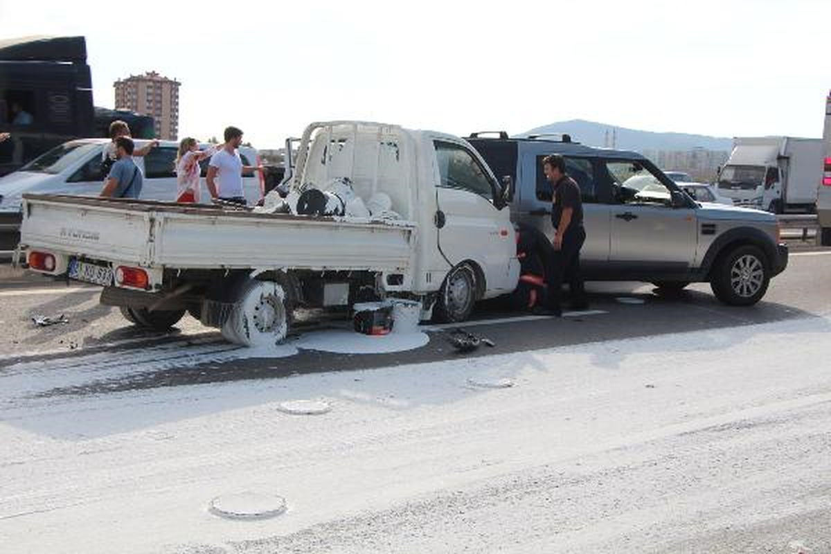 Boya Yüklü Kamyonet Kaza Yaptı Tem Trafiği Durdu