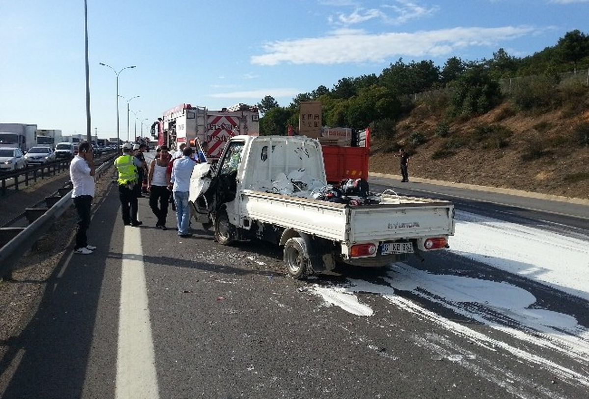 Boya Yüklü Kamyonetin Karıştığı Kaza Tem Otoyolunu Felç Etti